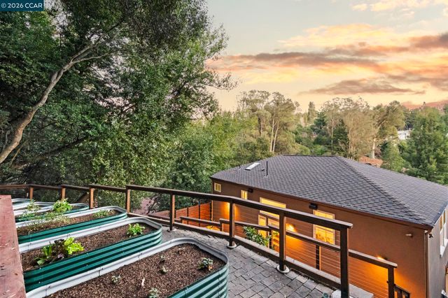 6165 Doncaster Pl, Oakland, CA 94611