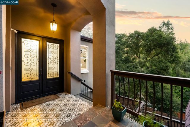 6165 Doncaster Pl, Oakland, CA 94611