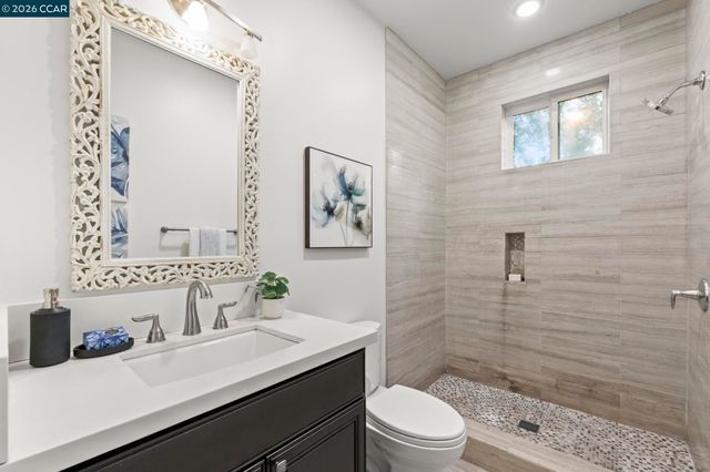 6165 Doncaster Pl, Oakland, CA 94611