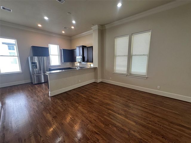 2021 Fannin Station, Houston, TX 77045