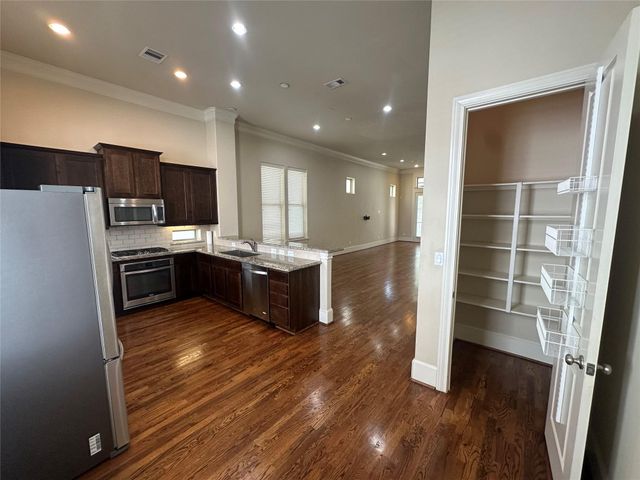 2021 Fannin Station, Houston, TX 77045