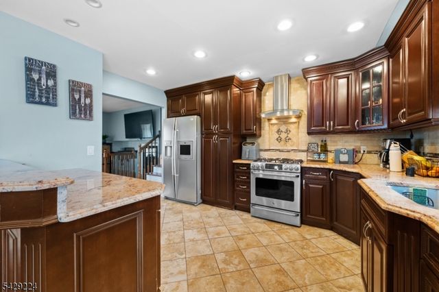 11 Barbara Dr, Clifton City, NJ 07013