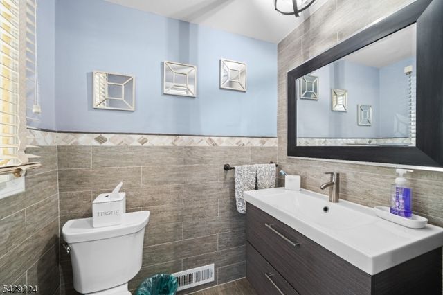 11 Barbara Dr, Clifton City, NJ 07013