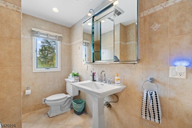 11 Barbara Dr, Clifton City, NJ 07013