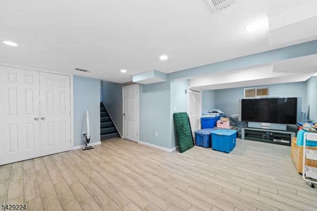 11 Barbara Dr, Clifton City, NJ 07013