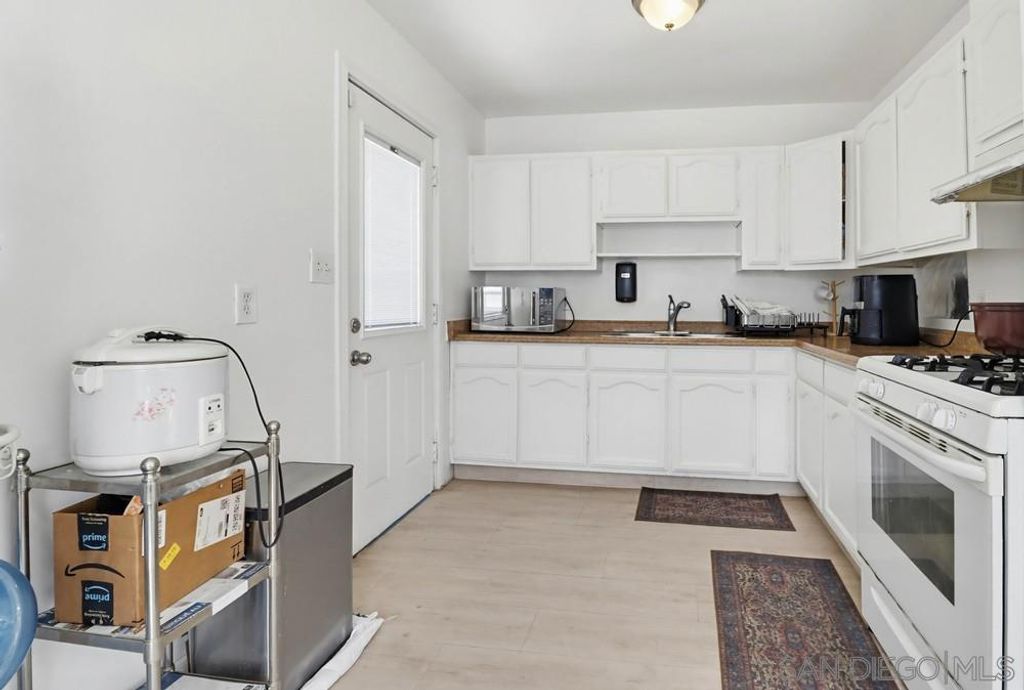 Image 6 of property listing at 5436 Division St, San Diego, CA 92114