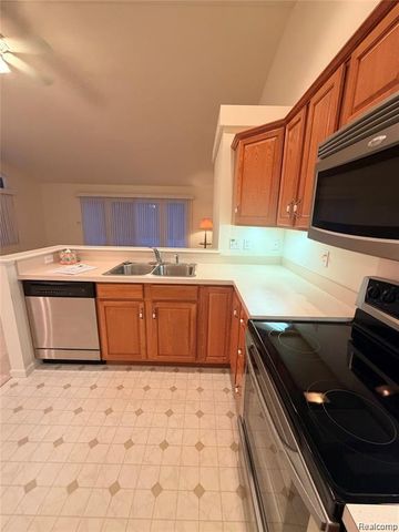 100 Aberdeen Drive 36, Flushing, MI 48433