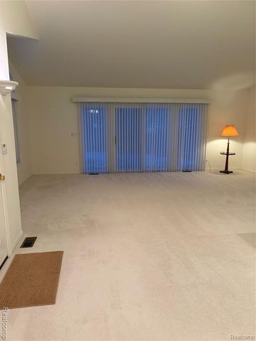 100 Aberdeen Drive 36, Flushing, MI 48433
