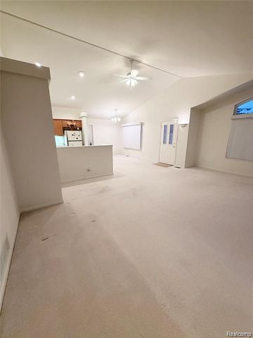 100 Aberdeen Drive 36, Flushing, MI 48433