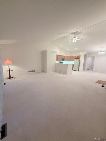 100 Aberdeen Drive 36, Flushing, MI 48433