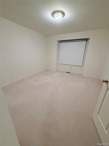 100 Aberdeen Drive 36, Flushing, MI 48433