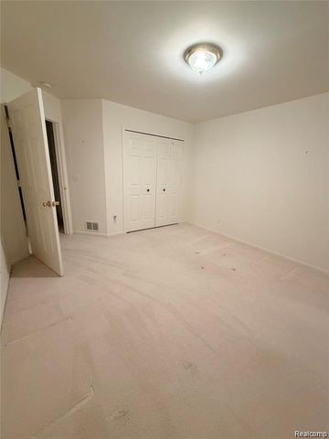 100 Aberdeen Drive 36, Flushing, MI 48433