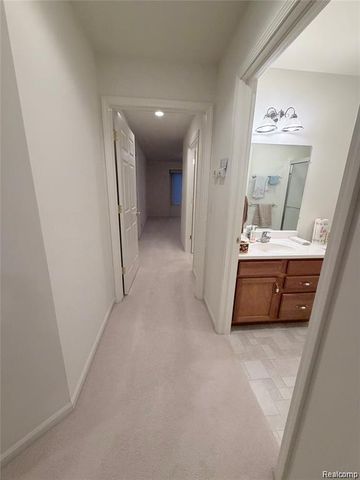 100 Aberdeen Drive 36, Flushing, MI 48433