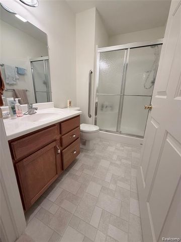 100 Aberdeen Drive 36, Flushing, MI 48433