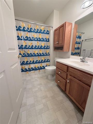 100 Aberdeen Drive 36, Flushing, MI 48433