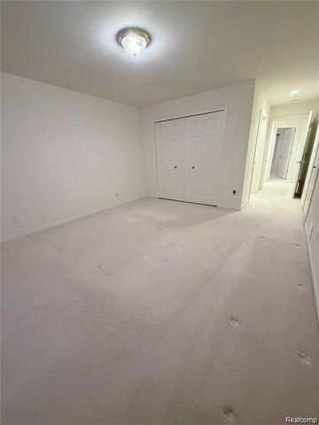100 Aberdeen Drive 36, Flushing, MI 48433