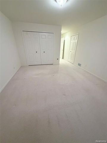 100 Aberdeen Drive 36, Flushing, MI 48433