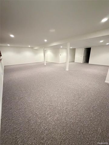 100 Aberdeen Drive 36, Flushing, MI 48433