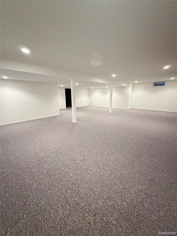 100 Aberdeen Drive 36, Flushing, MI 48433
