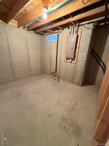 100 Aberdeen Drive 36, Flushing, MI 48433