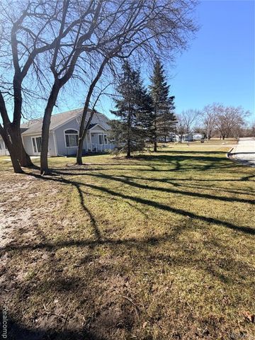 100 Aberdeen Drive 36, Flushing, MI 48433