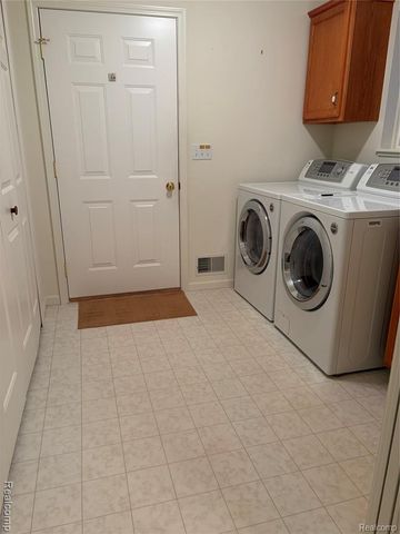 100 Aberdeen Drive 36, Flushing, MI 48433