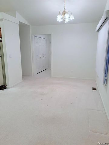 100 Aberdeen Drive 36, Flushing, MI 48433
