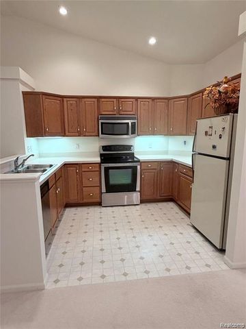 100 Aberdeen Drive 36, Flushing, MI 48433