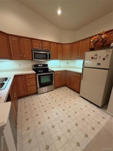 100 Aberdeen Drive 36, Flushing, MI 48433
