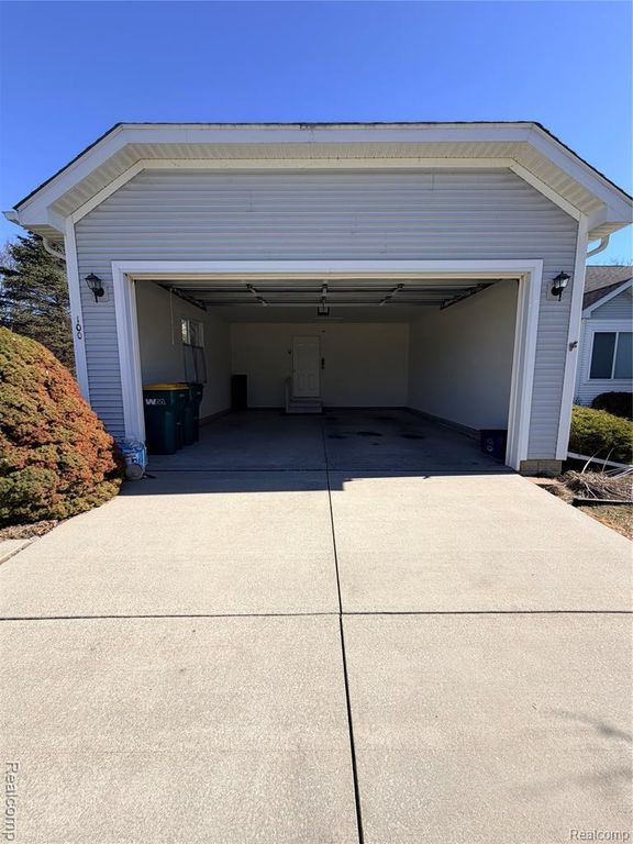 100 Aberdeen Drive 36, Flushing, MI 48433