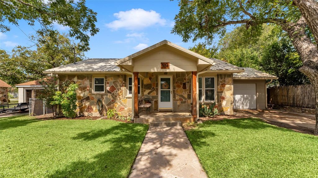 304 E Live Oak ST, Burnet, TX 78611