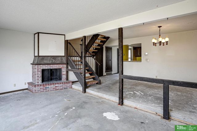 9020 Gary Circle, Omaha, NE 68138