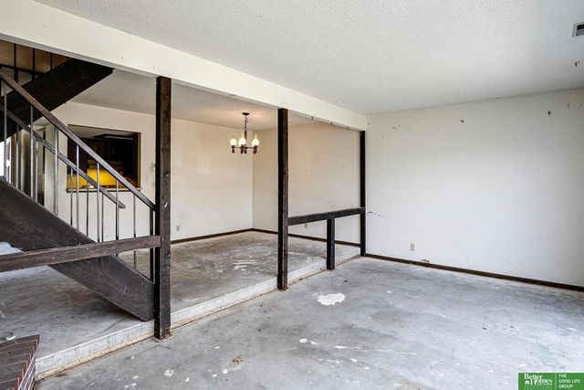 9020 Gary Circle, Omaha, NE 68138