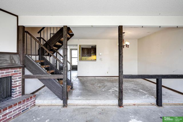 9020 Gary Circle, Omaha, NE 68138