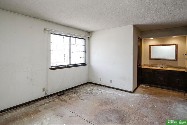 9020 Gary Circle, Omaha, NE 68138