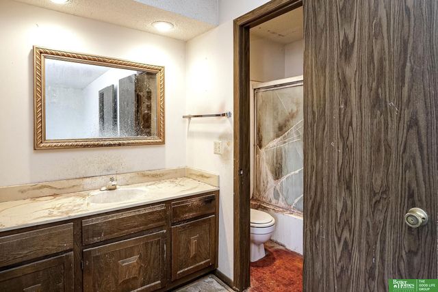9020 Gary Circle, Omaha, NE 68138
