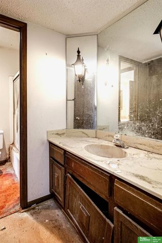 9020 Gary Circle, Omaha, NE 68138