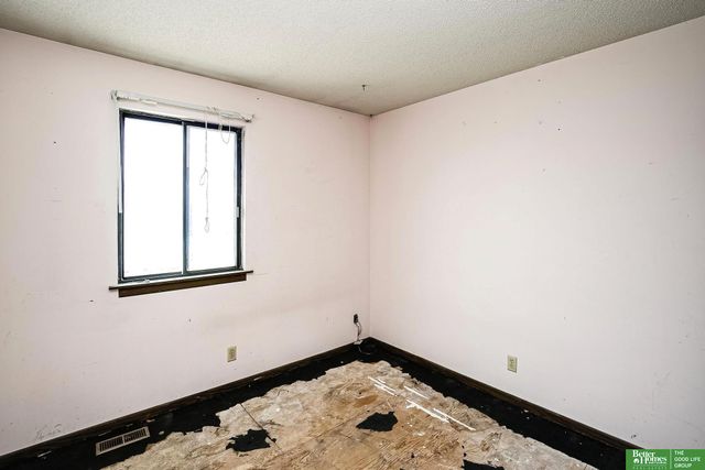 9020 Gary Circle, Omaha, NE 68138