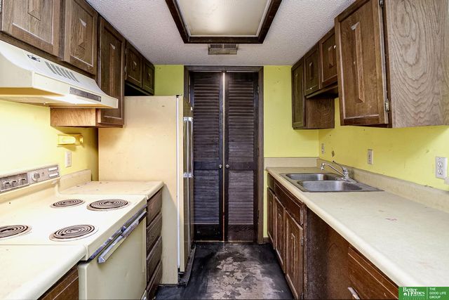 9020 Gary Circle, Omaha, NE 68138