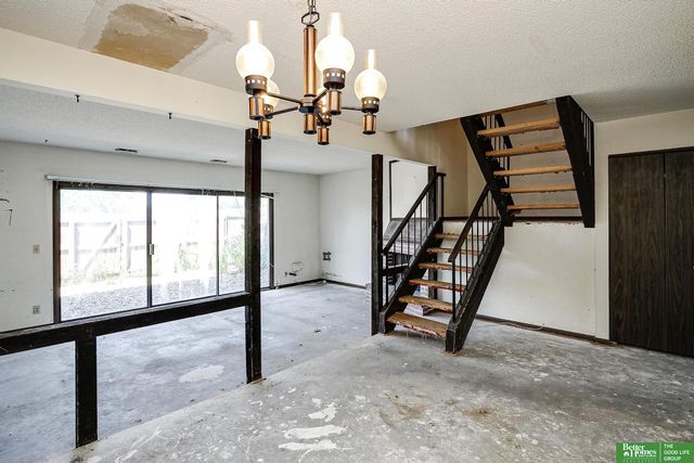 9020 Gary Circle, Omaha, NE 68138