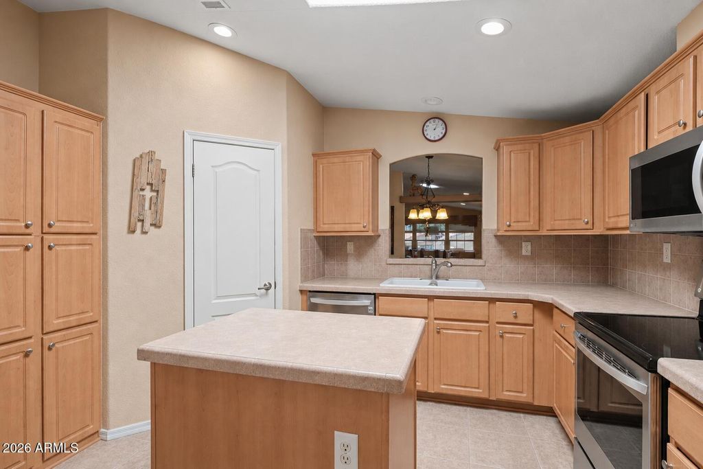 Image 6 of property listing at 7373 E US HIGHWAY 60 -- 97, Gold Canyon, AZ 85118