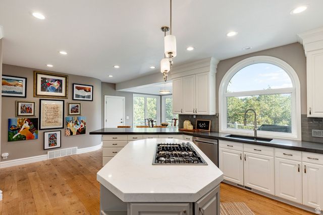 4 LONE HOLLOW CV, Sandy, UT 84092