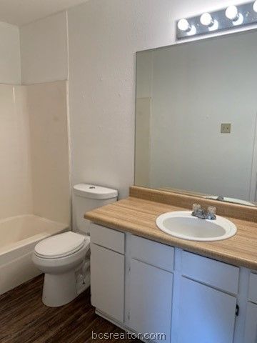 904 University Oaks 137, College Station, TX 77840