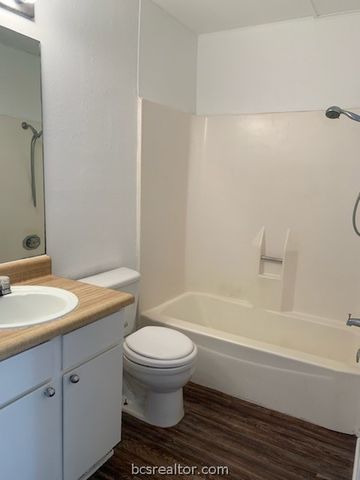 904 University Oaks 137, College Station, TX 77840