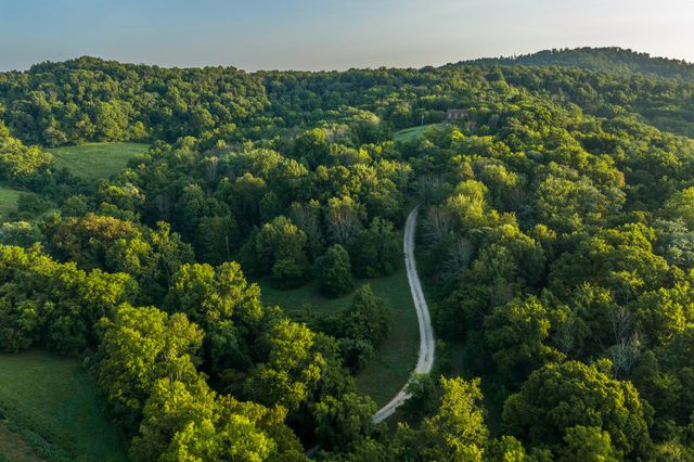 128 Leath Ln, Bethpage, TN 37022