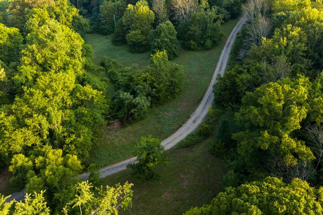 128 Leath Ln, Bethpage, TN 37022