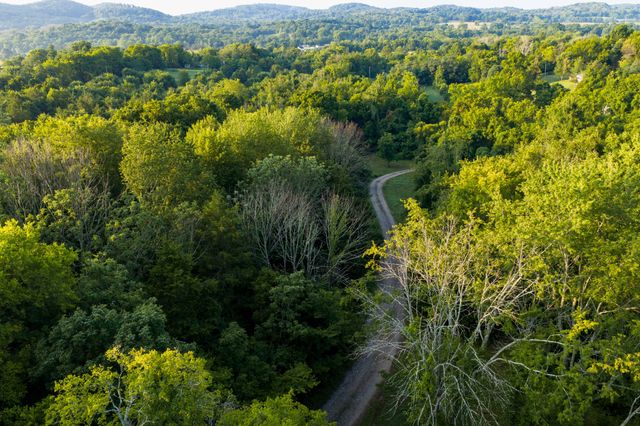 128 Leath Ln, Bethpage, TN 37022