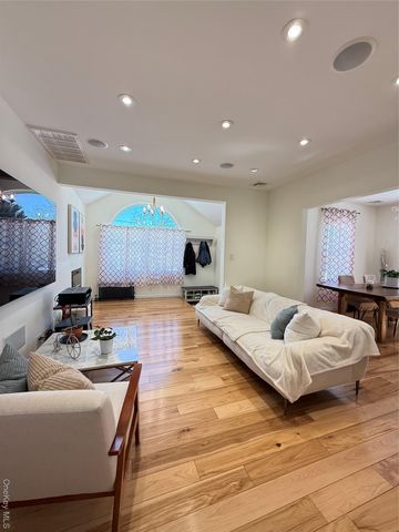 16 Sportsmans Avenue, Freeport, NY 11520