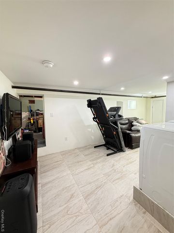 16 Sportsmans Avenue, Freeport, NY 11520