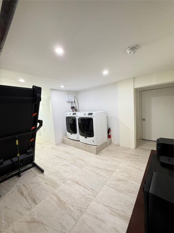 16 Sportsmans Avenue, Freeport, NY 11520